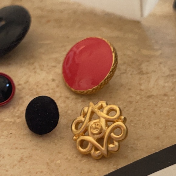 St. John Couture Assorted Grab Bundle 7 buttons - Picture 3 of 9